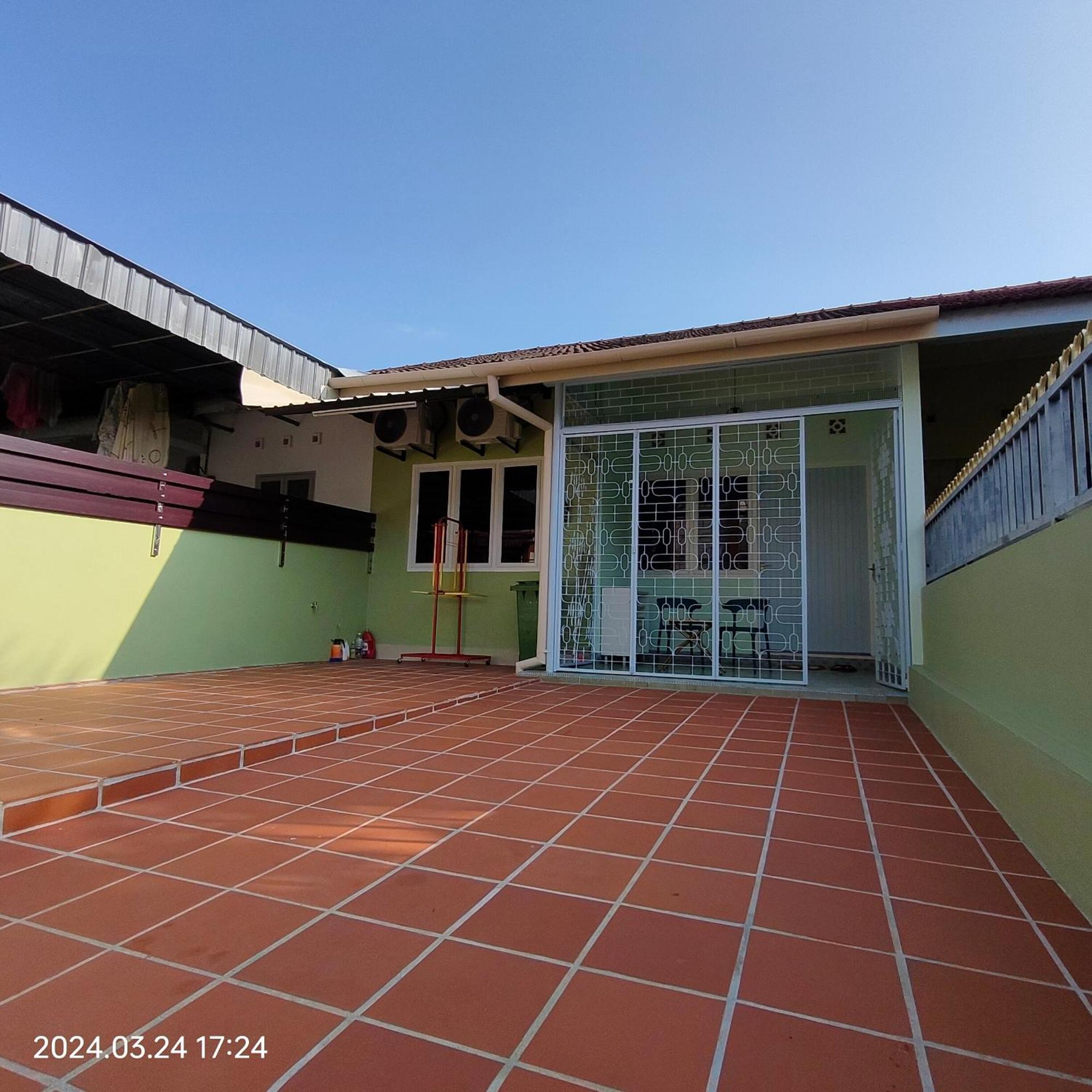 Sterling Homestay Танджунг-Бунга Экстерьер фото
